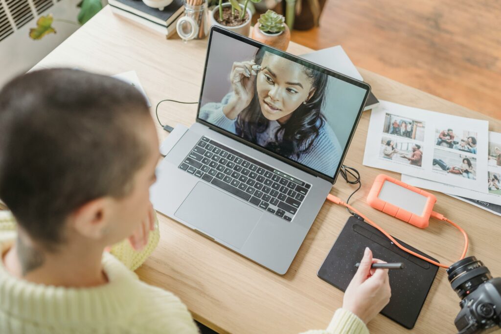 Profesional trabajando en un proceso de edición y retoque fotográfico